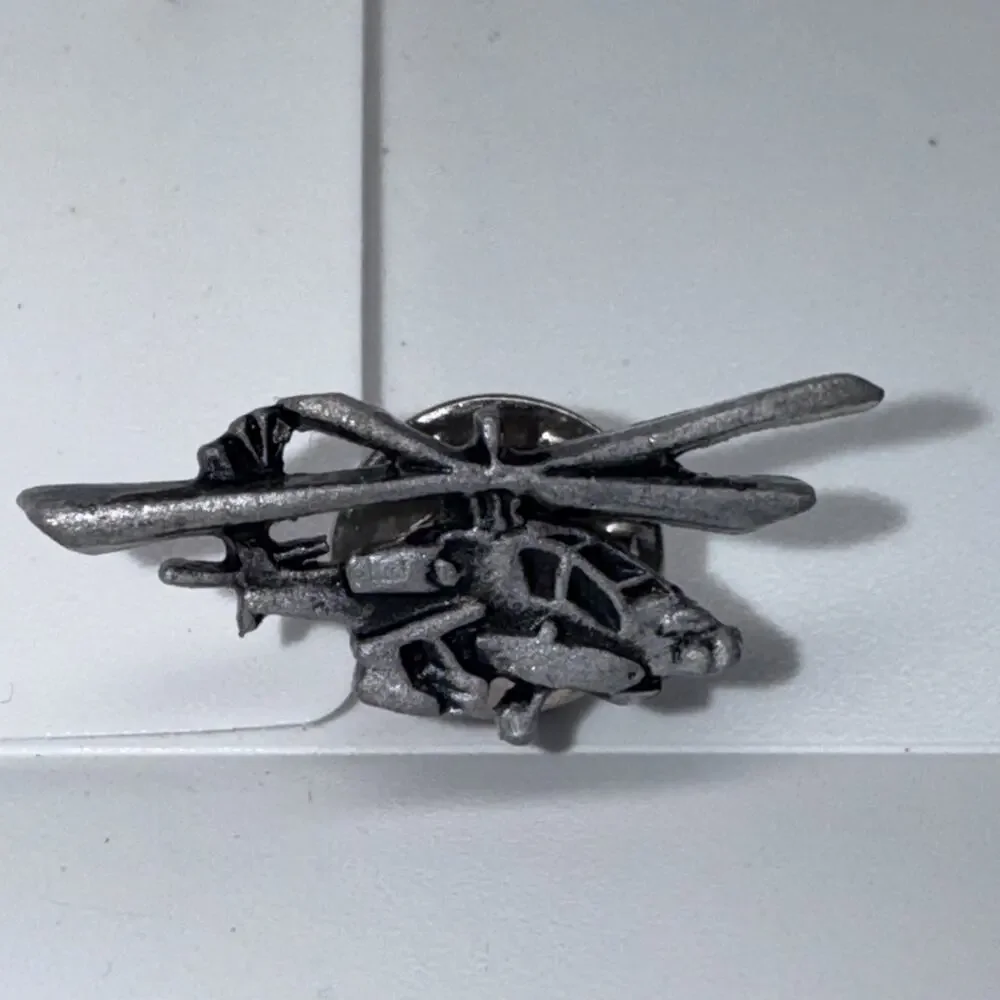 Boeing Apache Helicopter AH-64 Pewter Hat/Lapel/Vest Pin (1-1/8